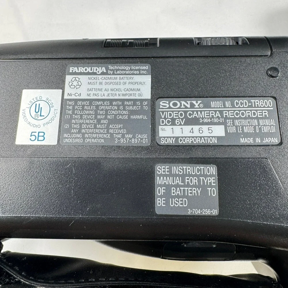 Sony Handycam Video Hi8 CCD-TR600 Camcorder 24x Zoom SteadyShot Bundle Case